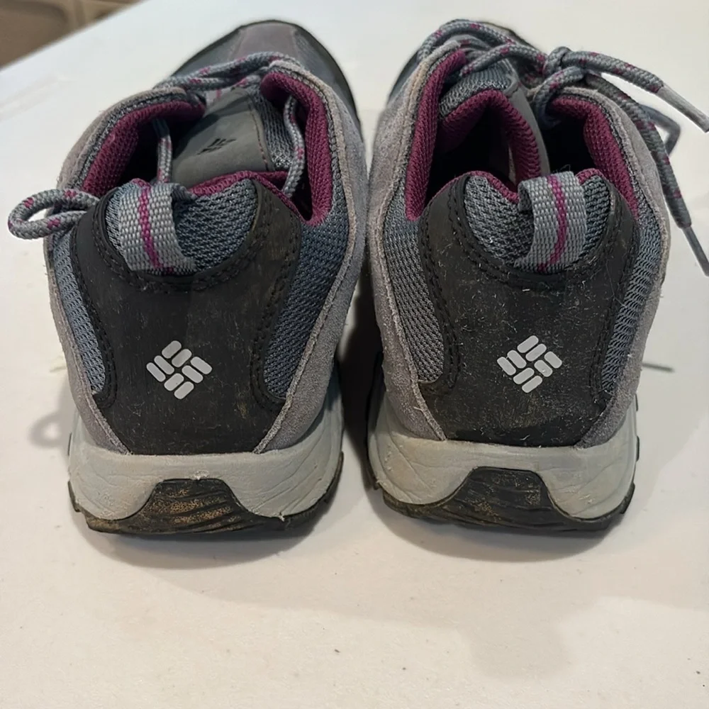 Columbia - Crestwood waterproof - Women's trail running / Hiking Shoes.  Size 9
